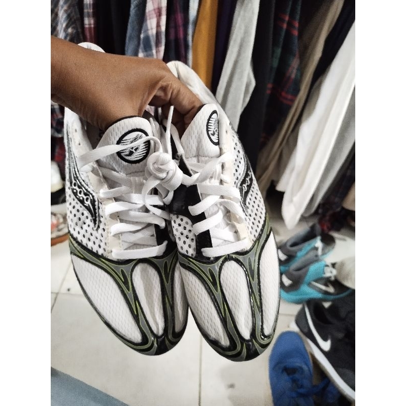 sepatu lari cepat track saucony size 44,5