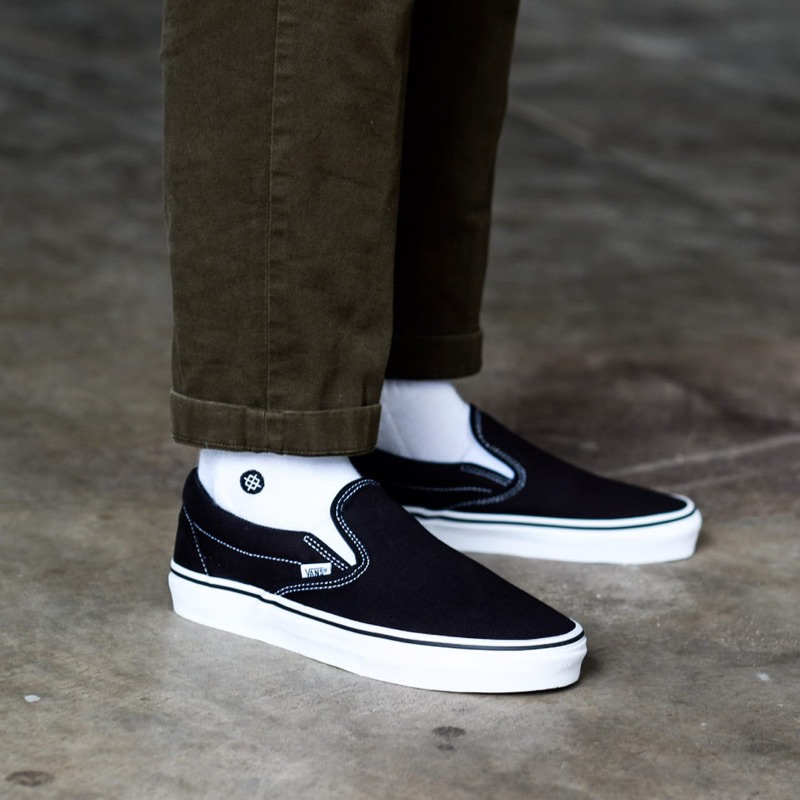 Sepatu Pria Sneakers Vans Slip On Classic Black White 100% Original