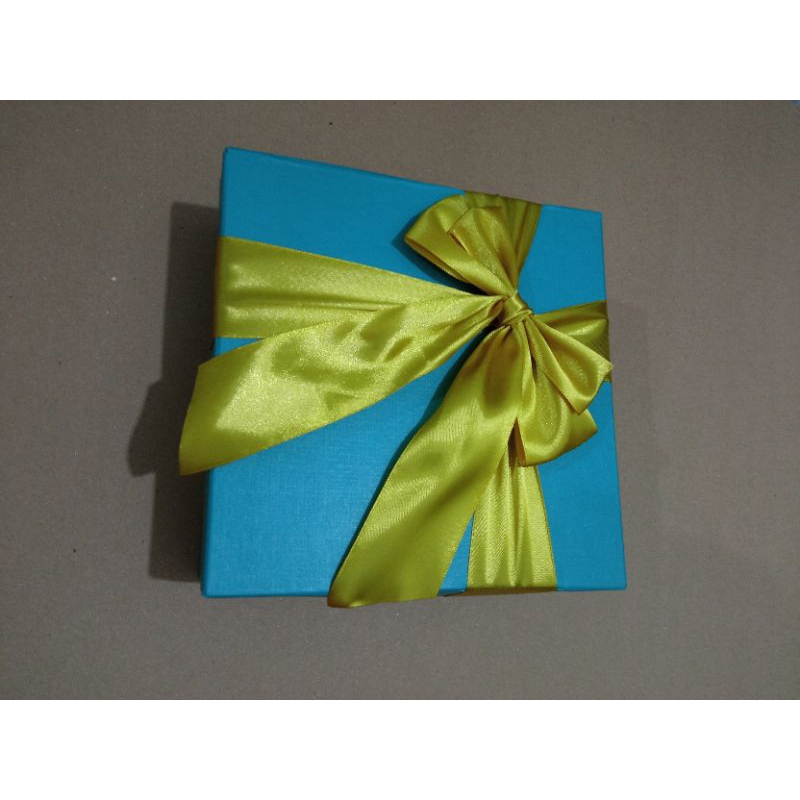 

Kotak Kado Premium 20 cm x 20cm x 8cm