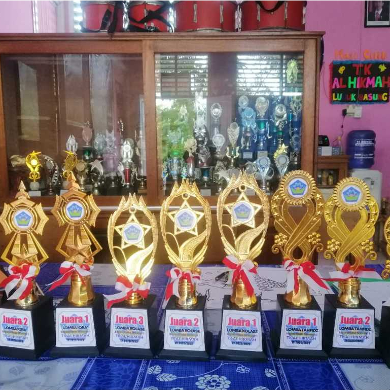 

Stiker piala kaki lomba dan acara sekolah