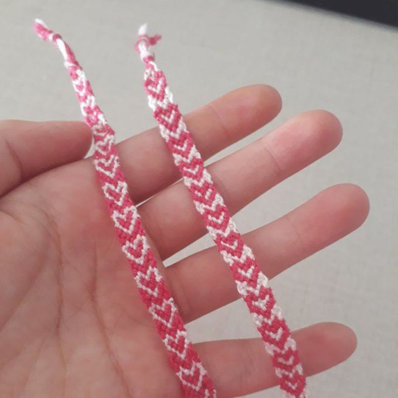 gelang benang rajut love