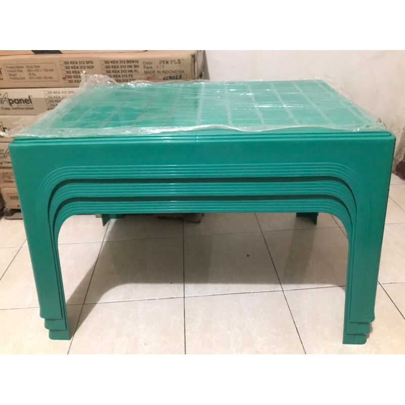 Meja Plastik Napolly (BIG-7550)