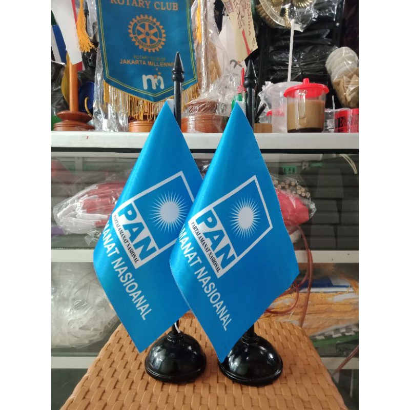 

tiang kayu meja+bendera partai PAN