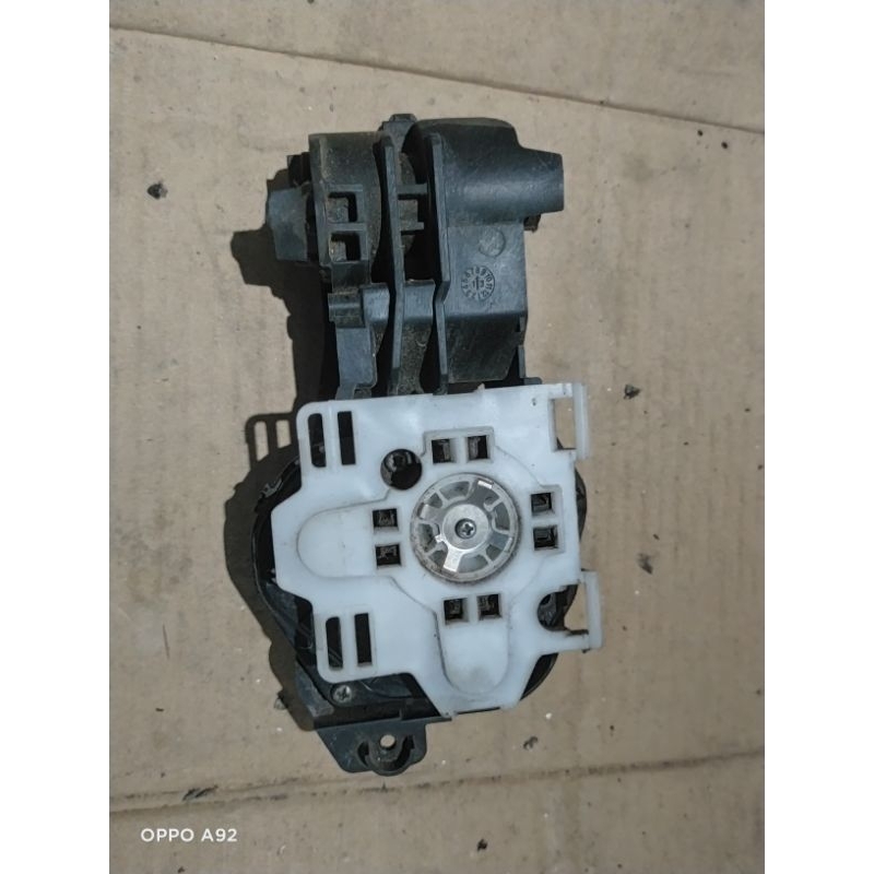 engsel pengerak kaca spion livina new grand Livina kanan