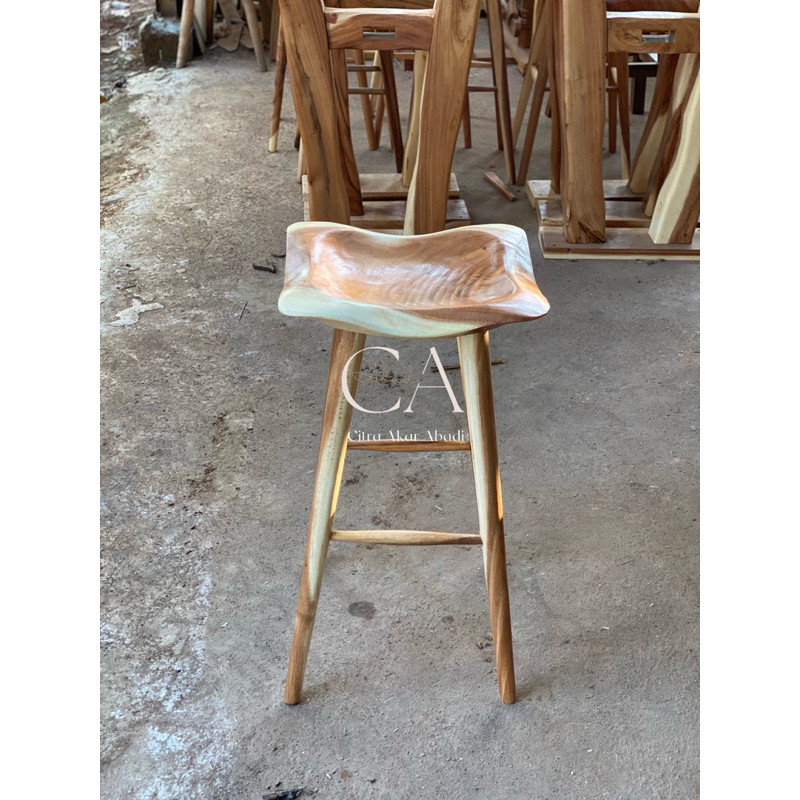 kursi bar kayu trembesi finishing