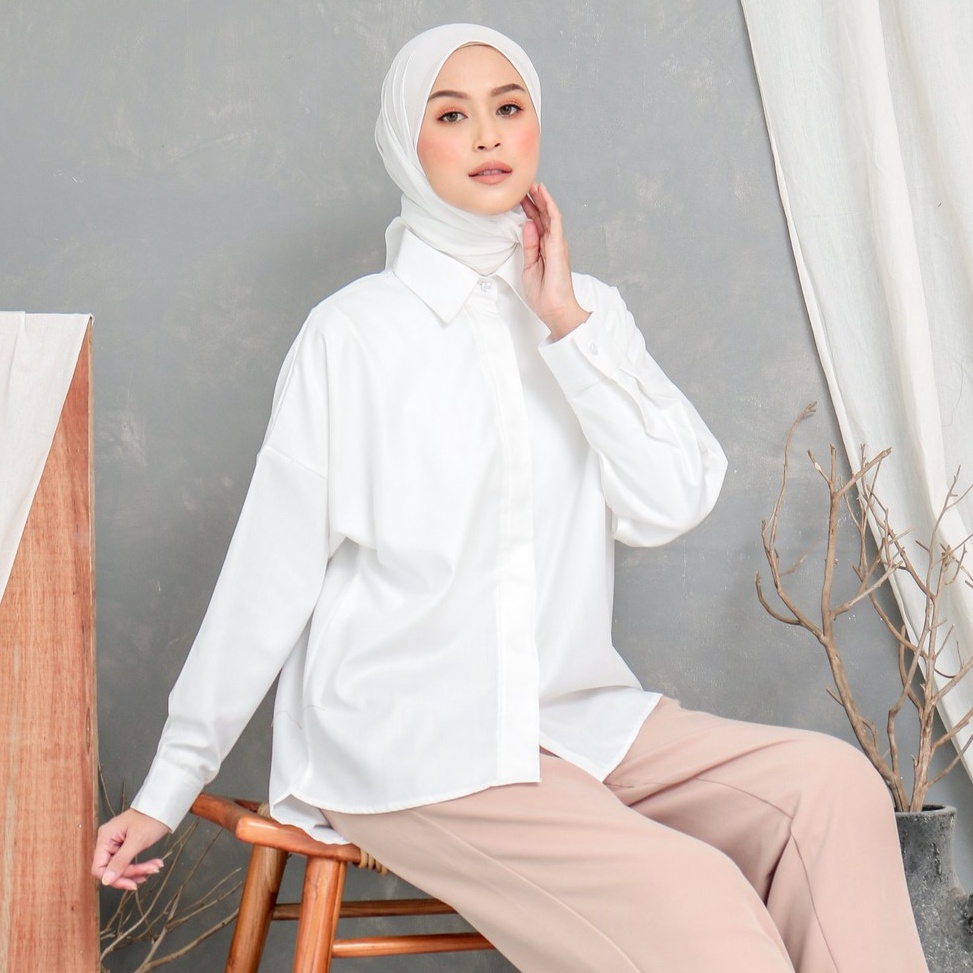 KODE FGN179 EVONNE Atasan Baju Wanita Kemeja Letty Shirt White Hide Button Basic Oversize Pattern LD