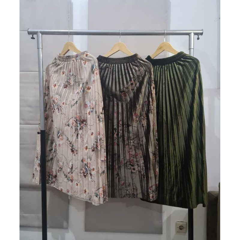 rok plisket polos & motif bunga import