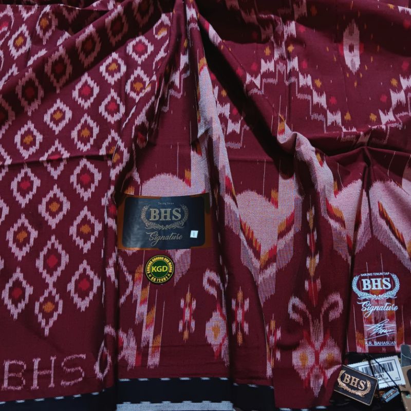SARUNG BHS SIGNATURE GOLD KGD 1 KAWUNG GUNUNG DUA WARNA MS MESRES SUTRA MERAH TUA