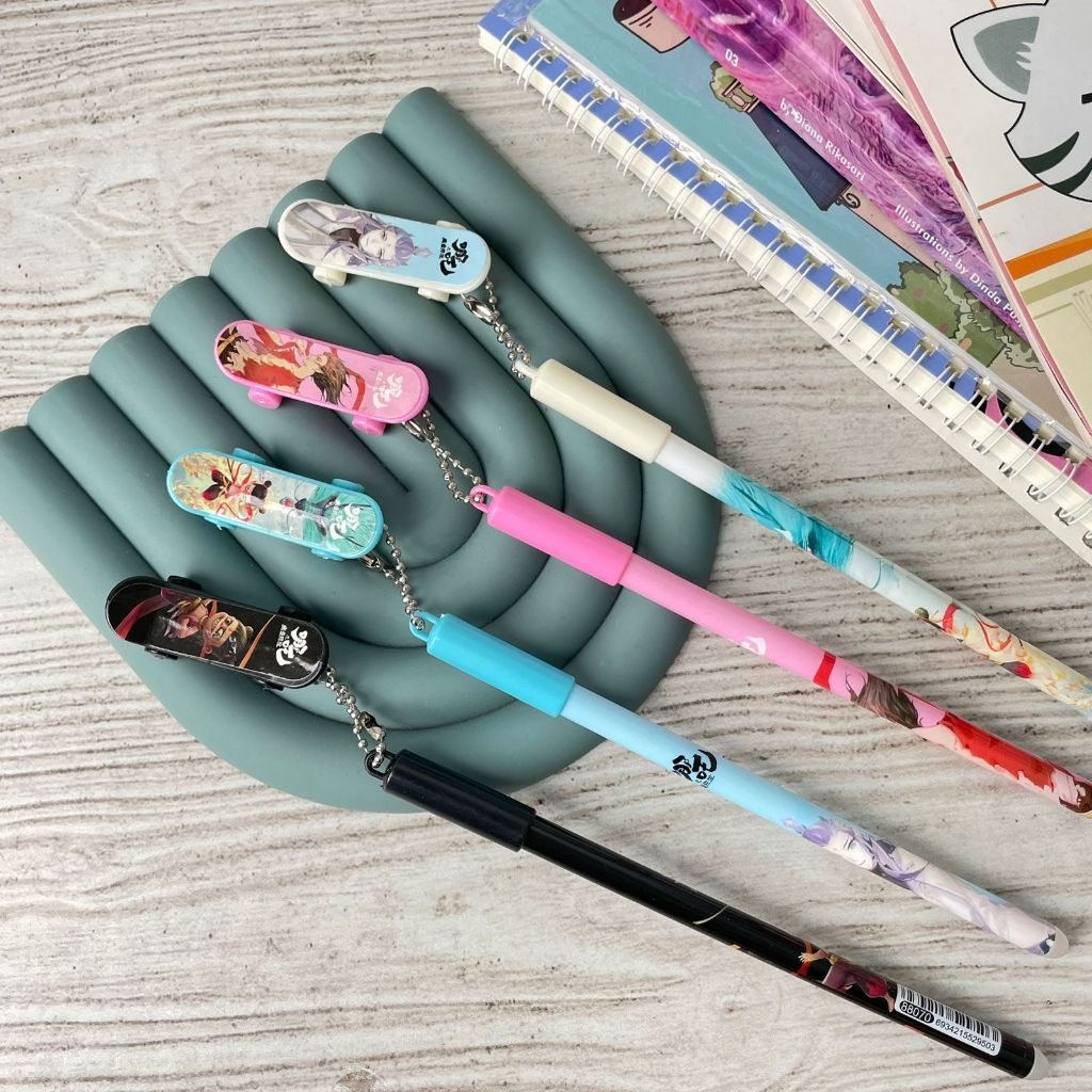 

PULPEN GANTUNGAN SKATEBOARD KECIL ANIME API PG-1062 pena gel gantungan miniatur skateboard mini pen gel gantungan lucu unik kekinian harga murah terangkau