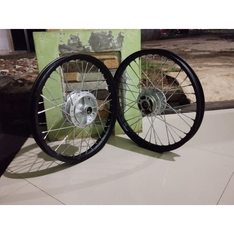 VELG SET DEPAN BELAKANG SEKEN ORI SUZUKI SHOGUN 110 HITAM