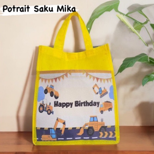 

Tas Ultah/ Tas Ulang Tahun Anak/ Tas Ultah Murah/ Tas ultah Promo/ Tas ultah Custom/ Godybag Murah/ Tas Souvenir Ulang Tahun Anak/ Potrait saku Mika Free Custom/ Goodiebag Gratis Design Termurah