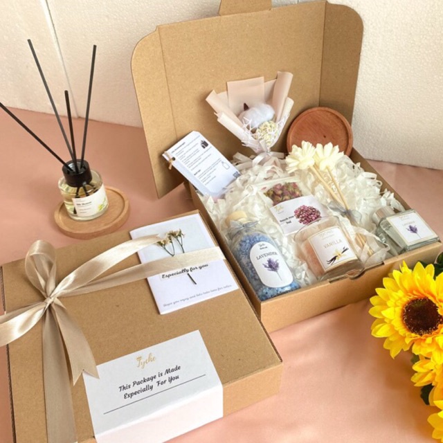 

Original HAMPERS AROMATERAPI CREAM / Lilin AROMATERAPI / REED DIFFUSER/ GIFT SET / GIFT BOX / gratis kartu ucapan / souvenir / hadiah pernikahan / hadiah wedding / parcel / buah tangan / souvenir aestetik / custom souvenir / souvenir mewah / souvenir band