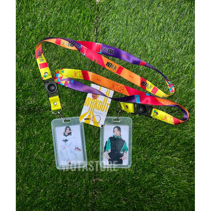 

Paket Tali Lanyard JKT48 New Era workout 2 sisi bolak balik photocard member