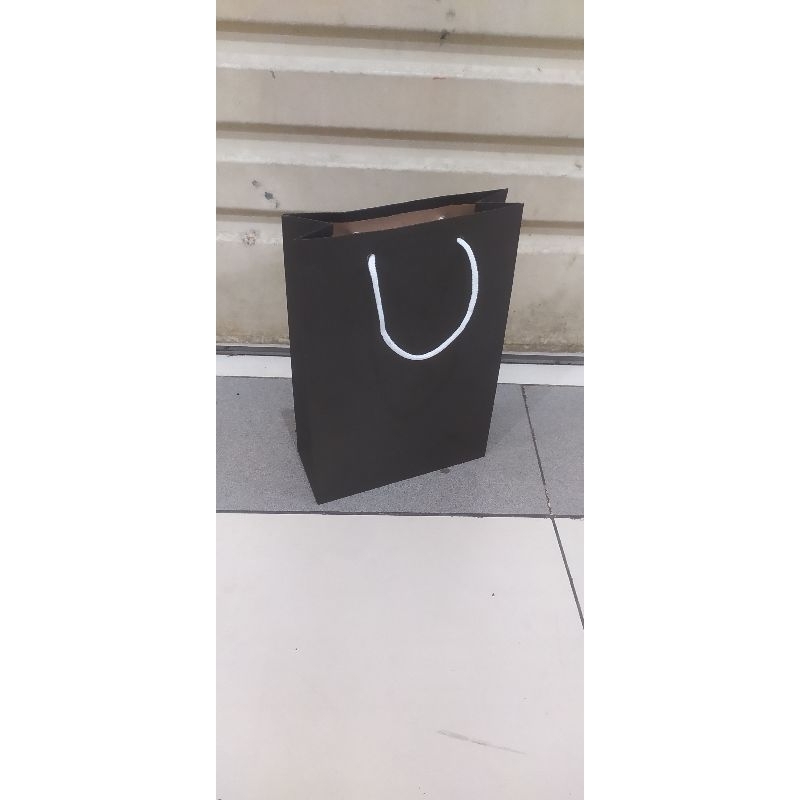

paper bag hitam ukuran tanggung isi 12 pcs terlaris dan termurah