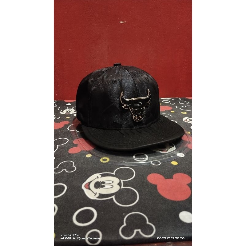 topi snapback Chicago Bulls logo besi
