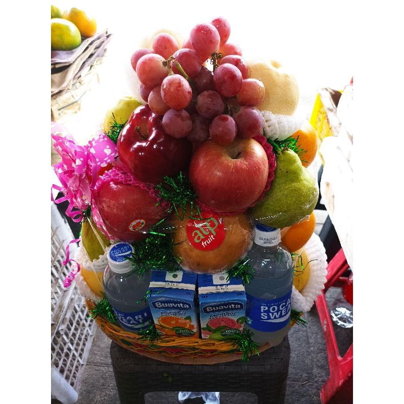 

parcel buah uk besar plus minuman buahvita dan pocari