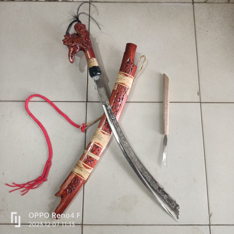 MANDAU SENJATA DAYAK KHAS KALIMANTAN. KOLEKSI MANDAU DAYAK MOTIF JIMPUL.