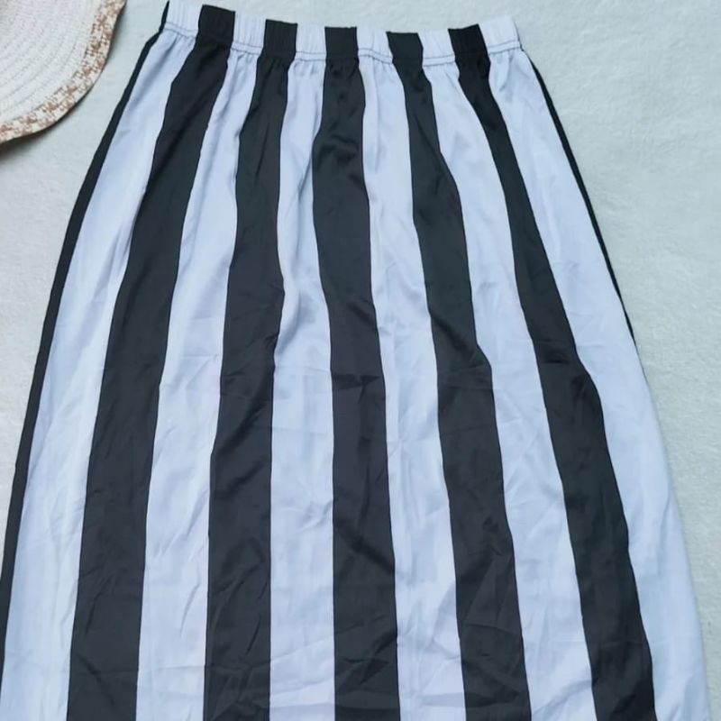 ROK GARIS HITAM PUTIH FREE SIZE