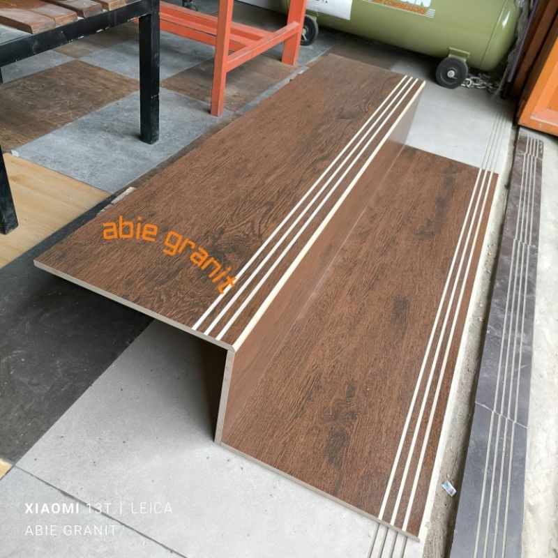 Granit anak tangga  motif kayu walnut 30x90 dan 20x90