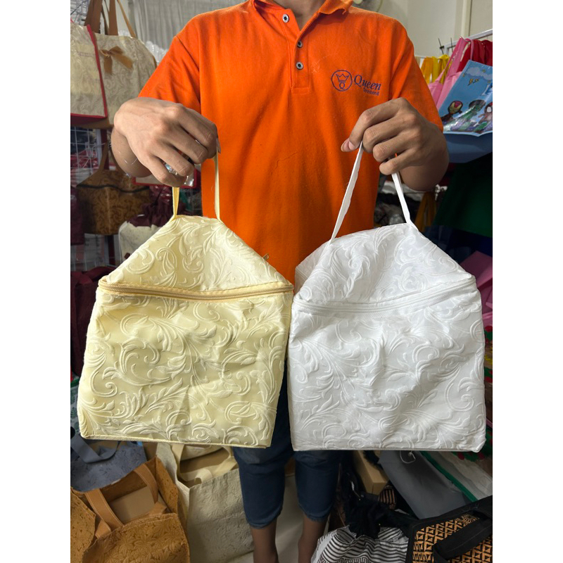 

HARGA LUSIN ISI 12 BIJI- TAS HAJATAN KUBUS EMBOS PREMIUM TEBAL ASLI 70 GSM SIZE 22x22 -PAKAI RESLETING-