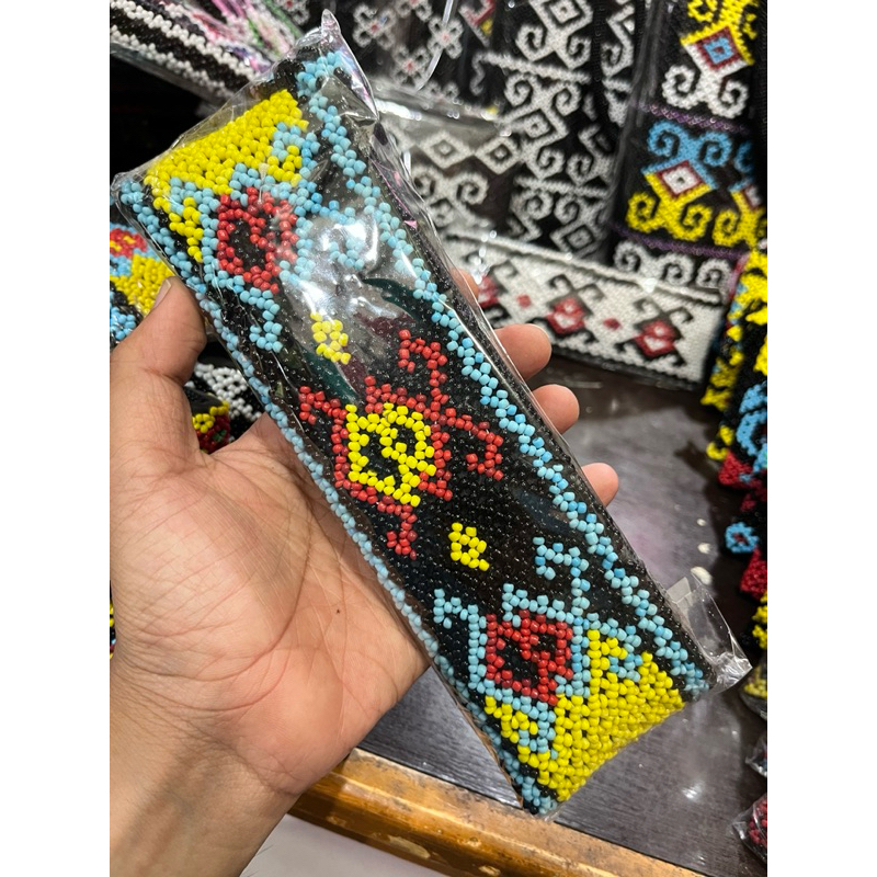 

Dompet / Kotak pensil manik khas kalimantan