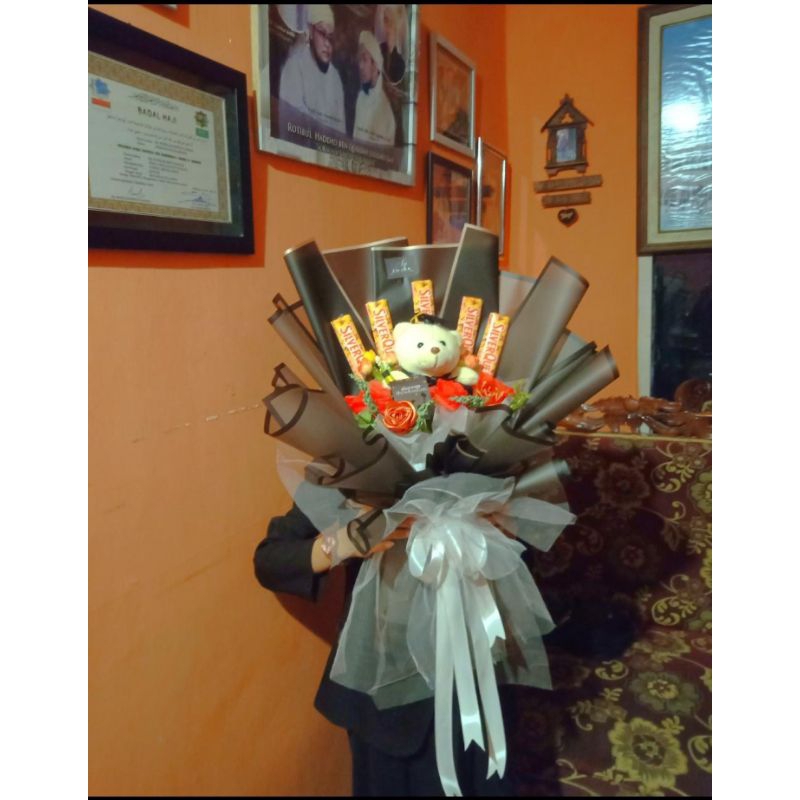 

buket wisuda silverqueen dan boneka