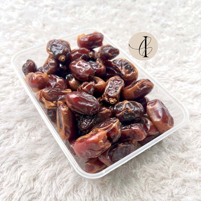 

Kurma 500 gram dan kurma 1 KG / kurma khalas saad 1 KG / kurma ori / kurma lembut (COD)