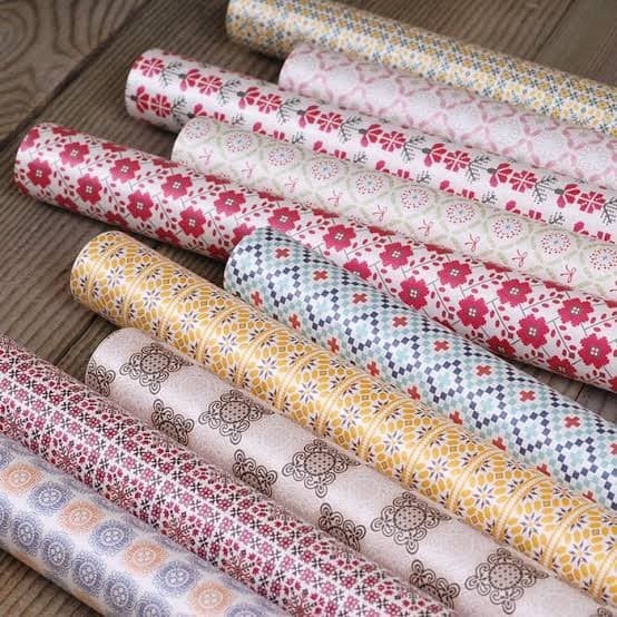 

Kertas Kado Untuk Pembungkus (warna dan motif random)