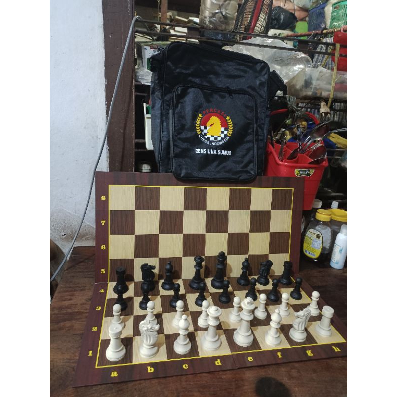 set catur plastik mewah lengkap terdiri atas Biji catur plastik dan papan catur dan tas catur