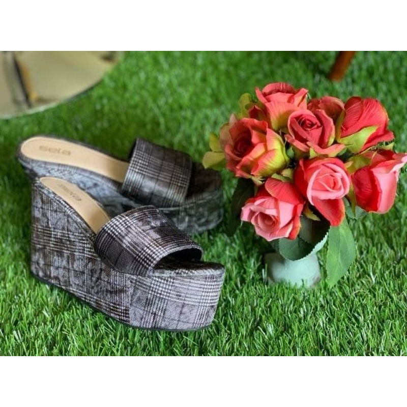 preloved wedges bludru shellasaukia