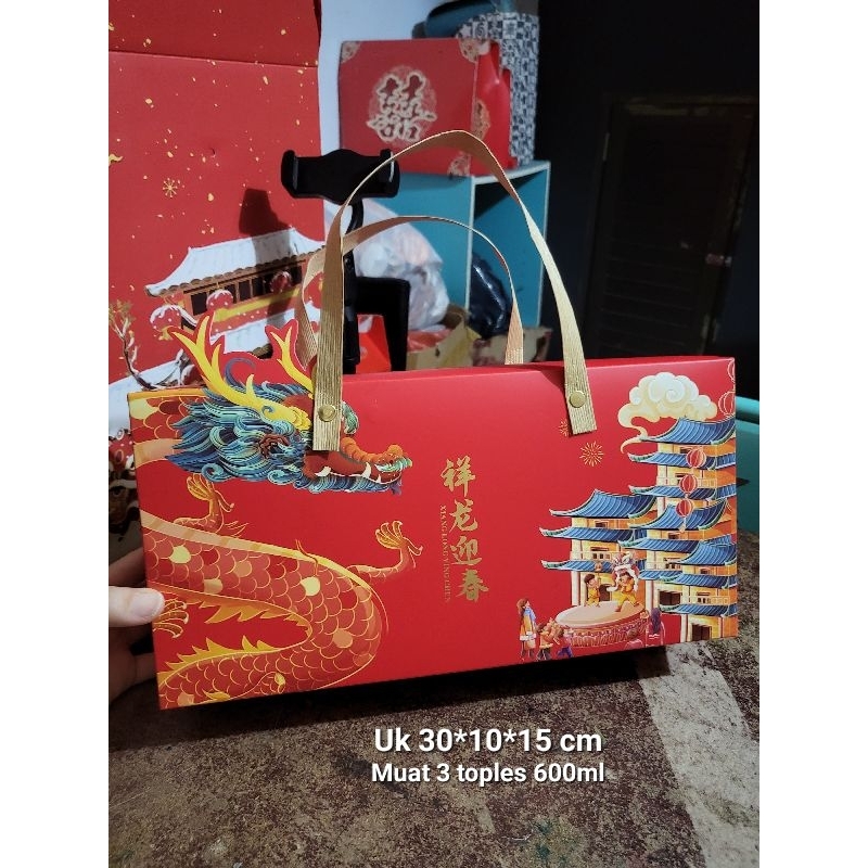 

kotak imlek naga muat 3 toples 600 ml cny sincia chinese new year box packaging paper bag year of dragon lucu unik muat 3 toples tabung 600 ml