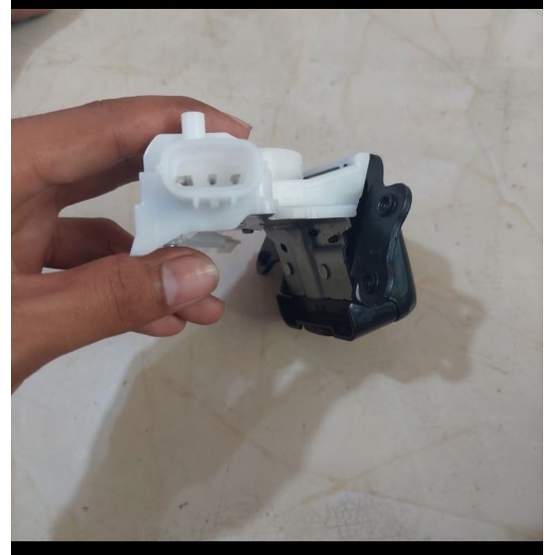 DOOR LOCK BAGASI INNOVA REBORN 2016 2022 ORIGINAL TOYOTA