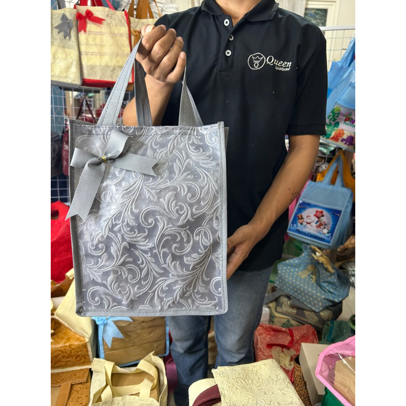 

HARGA LUSIN ISI 12 BIJI-TAS HAJATAN BOX NASI EMBOSS KOMBINASI TEXTURE TIMBUL SIZE 22x22x30