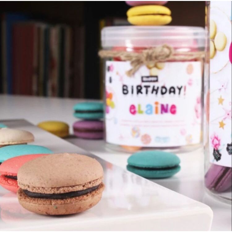 

Baby macaron toples kecil