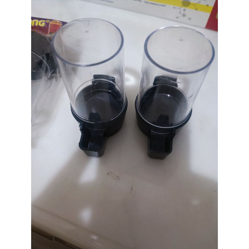 Tempat pakan/ minum burung dispenser.