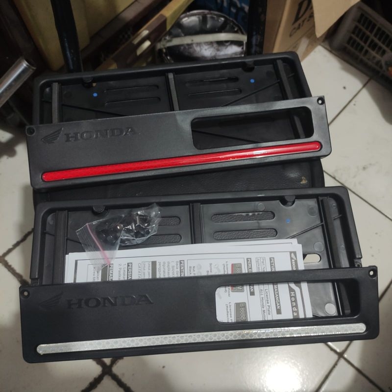 CAVER PLAT NOMOR MOTOR ORI HONDA 2 PCS { depan dan belakang }