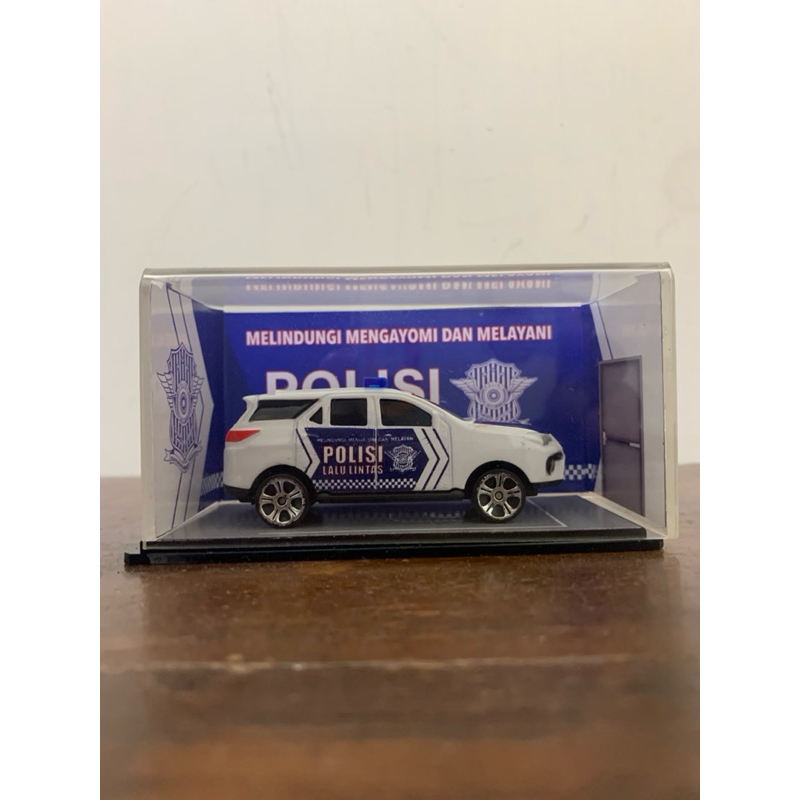 MOBIL DIECAST MINIATUR METTAL FORTUNER POLISI INDONESIA SATLANTAS 1 SET