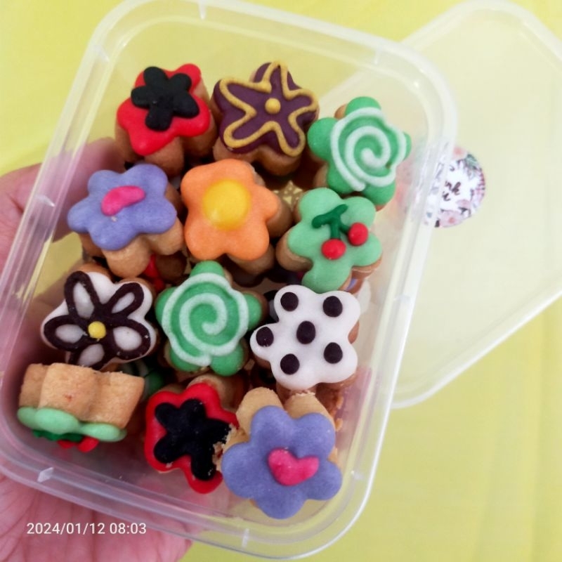 

Cookies karakter bunga isi 24 pcs