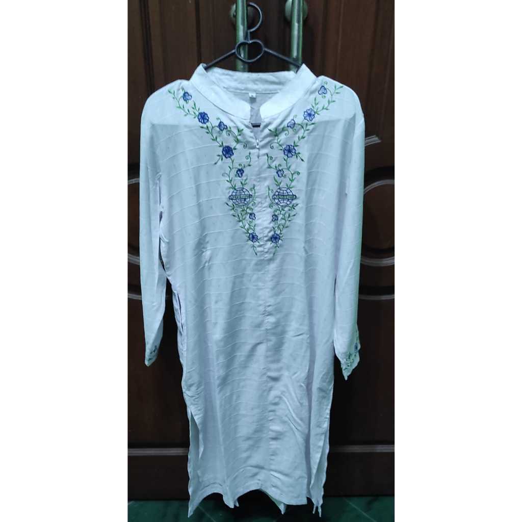 Baju Bekas/Baju Muslim Wanita/Blouse Atasan Warna Putih Size M "Laena Tour