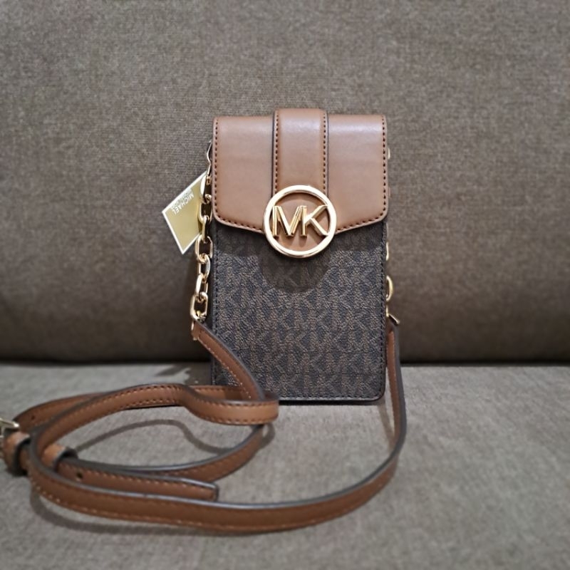 TAS HP MICHAEL KORS CARMEN SMALL LOGO SMARTPHONE CROSSBODY BAG SIGNATURE BROWN