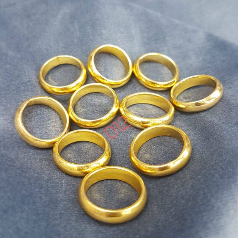 Cincin kawin replika london lapis emas 24 karat,dari logam nikel dilapis emas murni yg dilebur jadi 