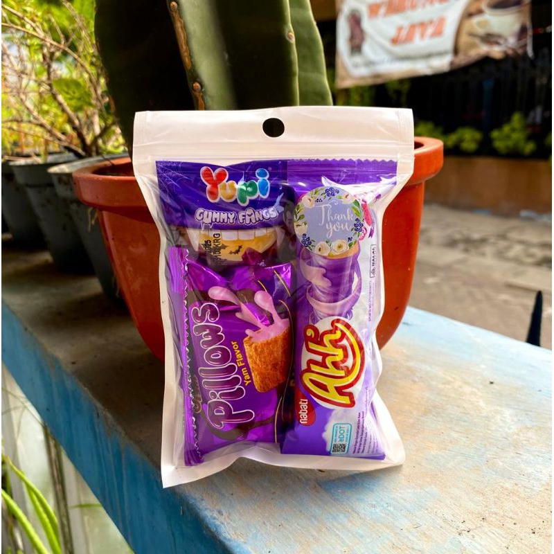

PAKET SNACK COKLAT VALENTINE BIRTHDAY HADIAH HAMPERS OLEH OLEH SNACK JAJAN PILLOW yupi