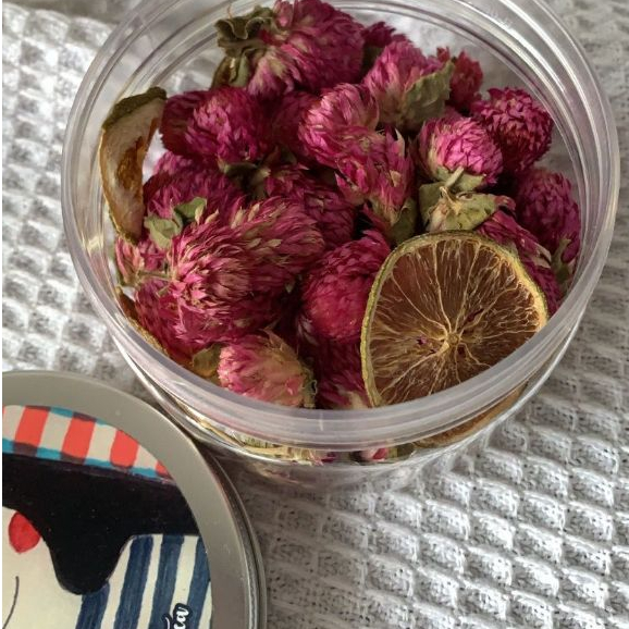 

Teh Bunga Globe Amaranth dengan Lemon/ Globe Amaranth Flower Tea with Lemon