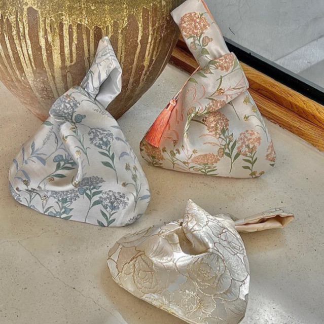 

Premium Tas Pouch Kain Hampers Knotted Bag Gift Bag Natal Imlek Lebaran Souvenir Nikah