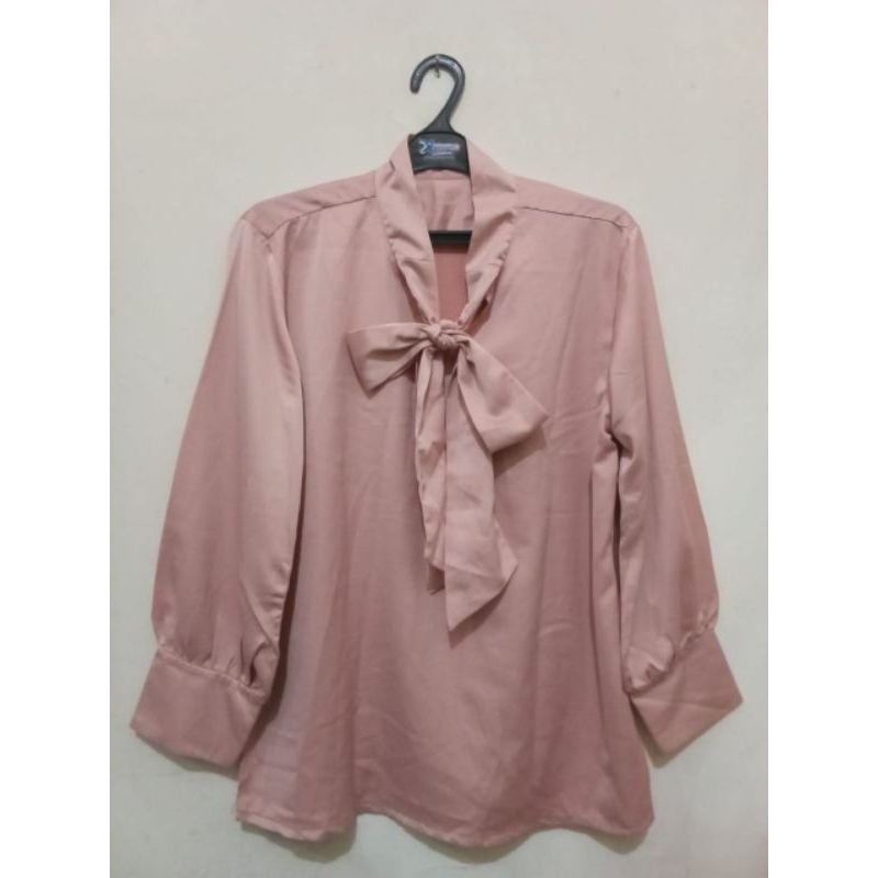 ATASAN BLOUSE KEMEJA KERJA WANITA BERDASI LD 120 WARNA ROSE GOLD PRELOVE LIKE NEW PEMAKAIAN 1X