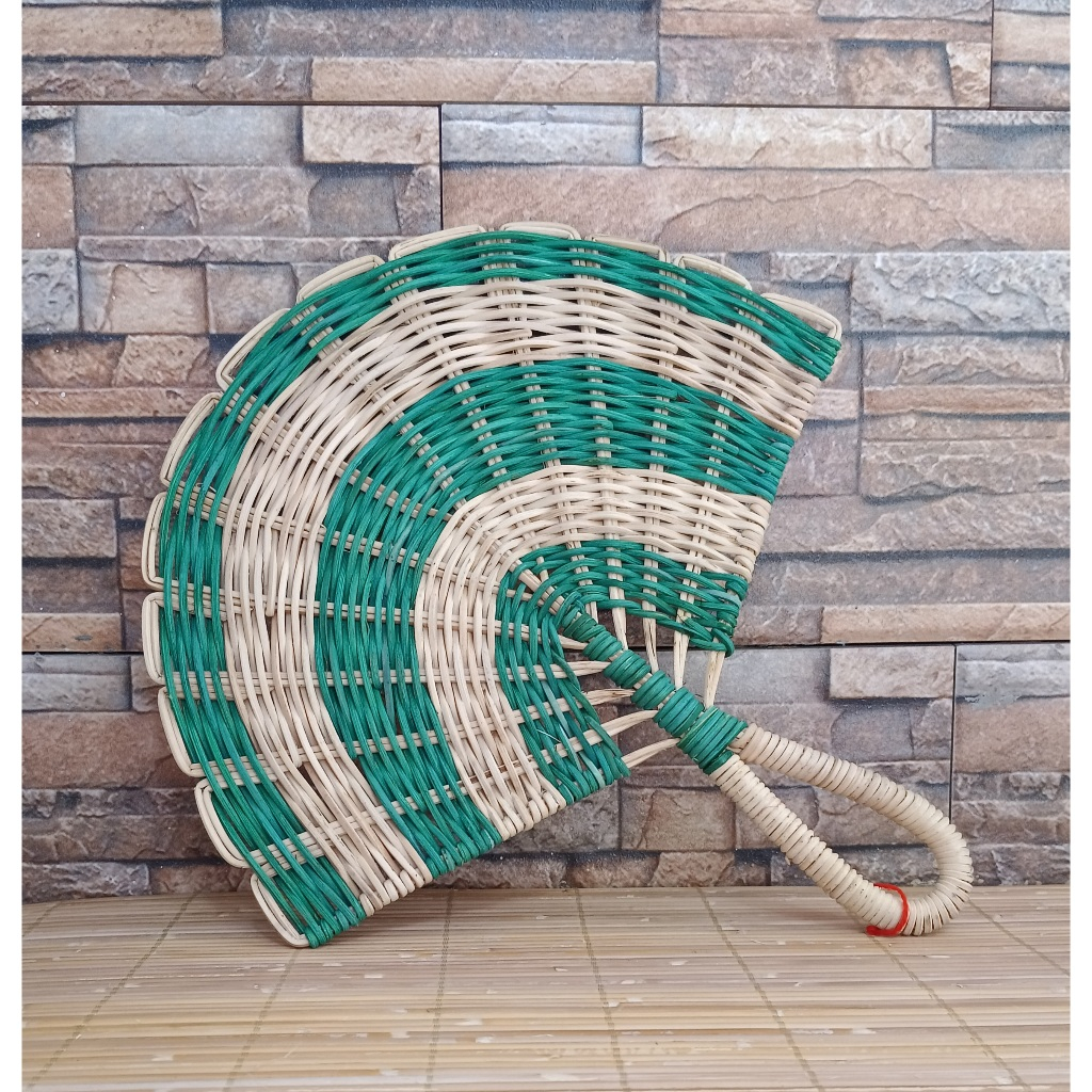 KIpas dari Anyaman Rotan Mix Warna Coklat Dapat Digunakan Sebagai Souvenir Pernikahan