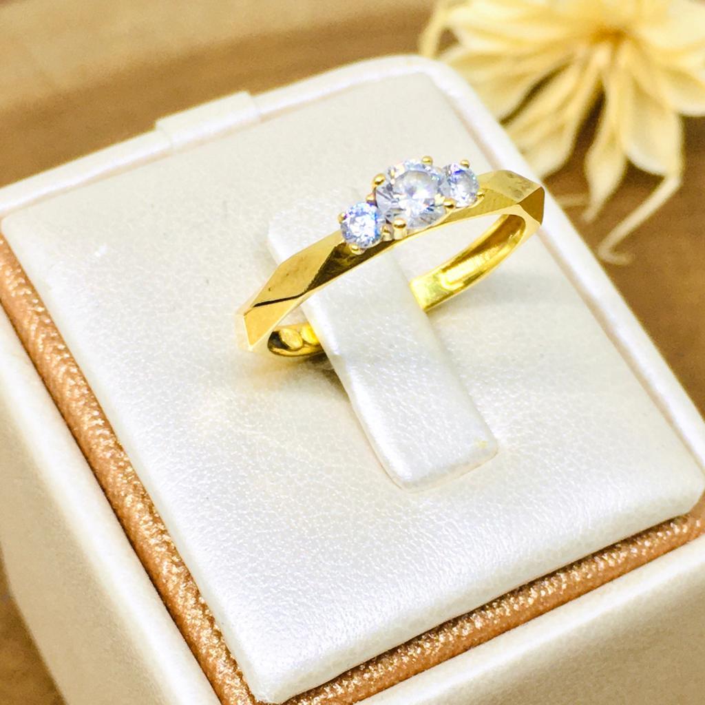 Cincin Emas Solitaire Triangle 375/8K