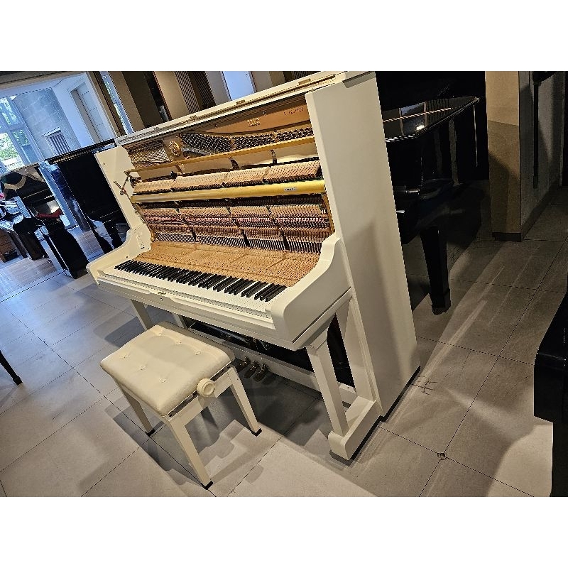 piano Yamaha U3G putih. piano akustik