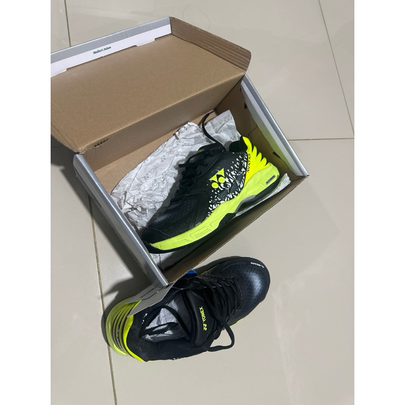 sepatu Yonex ukuran 39