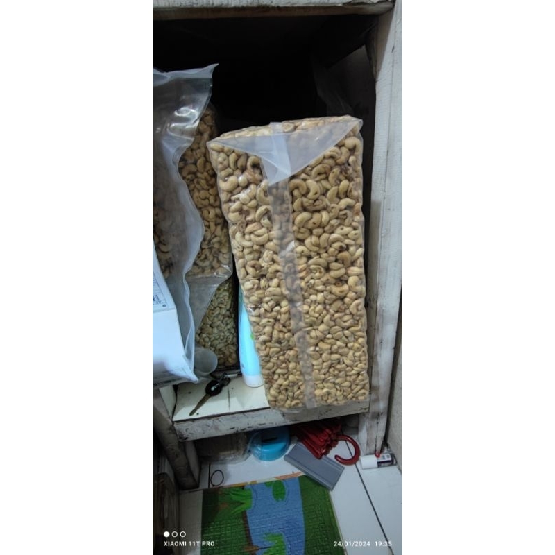 

kacang Mede utuh mentah.